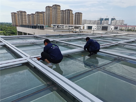 裕安区保健医院电动天幕遮阳帘施工现场,豪异遮阳